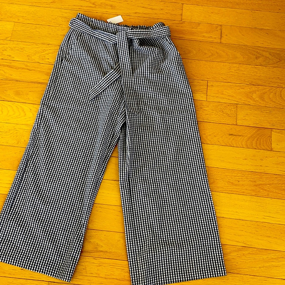 Ladies Loft gingham capris. New for summer weather.